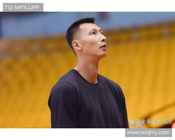 易建联重返公众视野亲自主持篮球赛展现自律身材状态依旧出色 易建联重返公众视野亲自主持篮球赛展现自律身材状态依旧出色